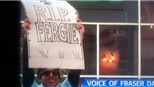 Tevez  "mặc niệm" Sir Alex trong ngày ăn mừng của Man City?
